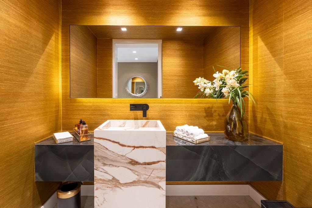 Baño de lujo con mármol y madera