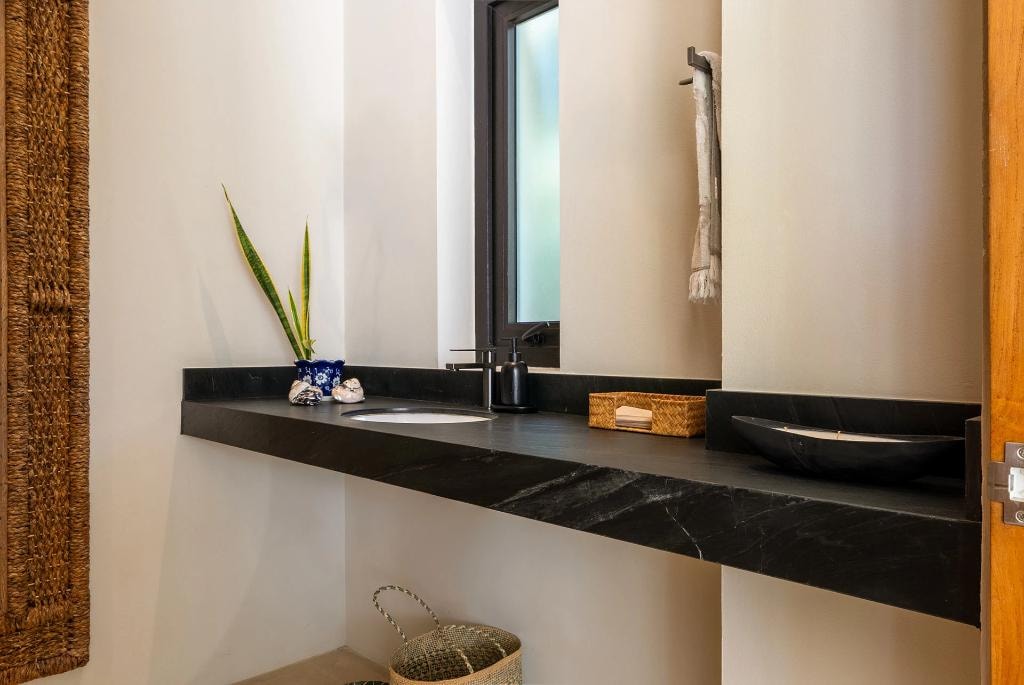 Baño minimalista en piedra negra
